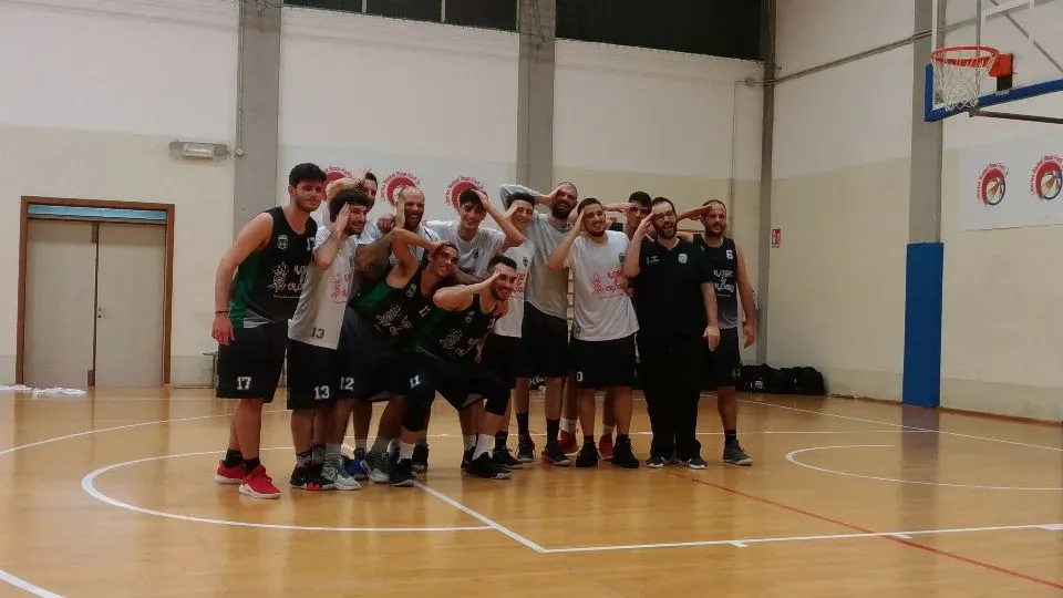 L’esultanza dei Tigers al termine della gara sul parquet del palasport forlivese del Quartere Cava