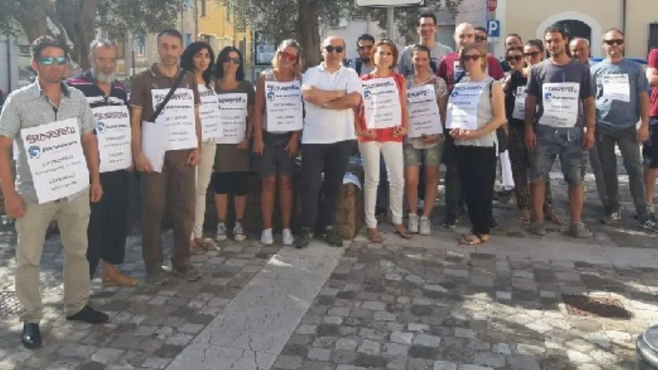 lavoratori di Rovereta protestano davanti al comune di Coriano