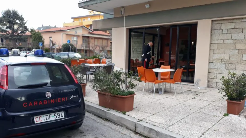I carabinieri davanti al Bar Viola