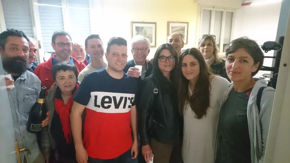 Filippo Sacchetti festeggia con Alice Parma e la sua squadra