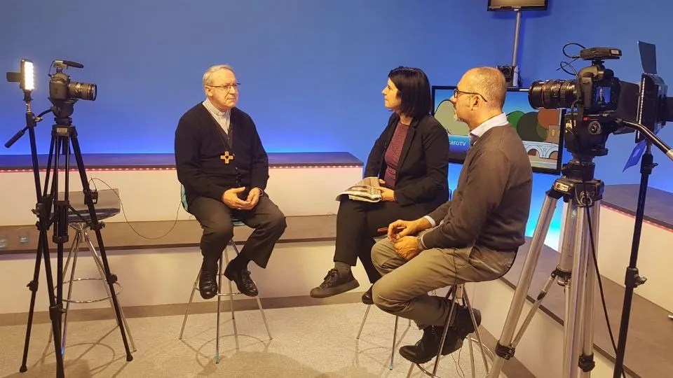 Il Vescovo Lambiasi nello studio di Icaro TV
