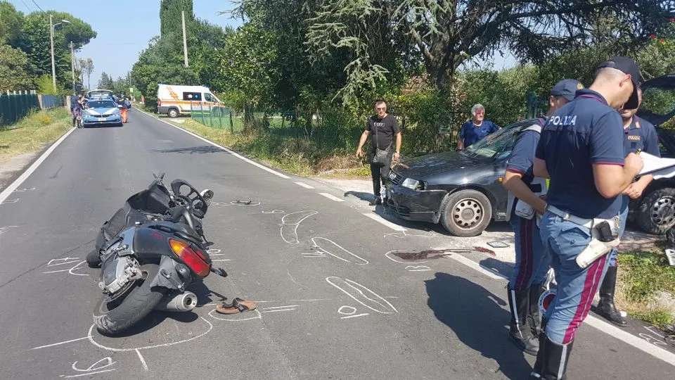 Lo scooter a terra in via San Salvatore