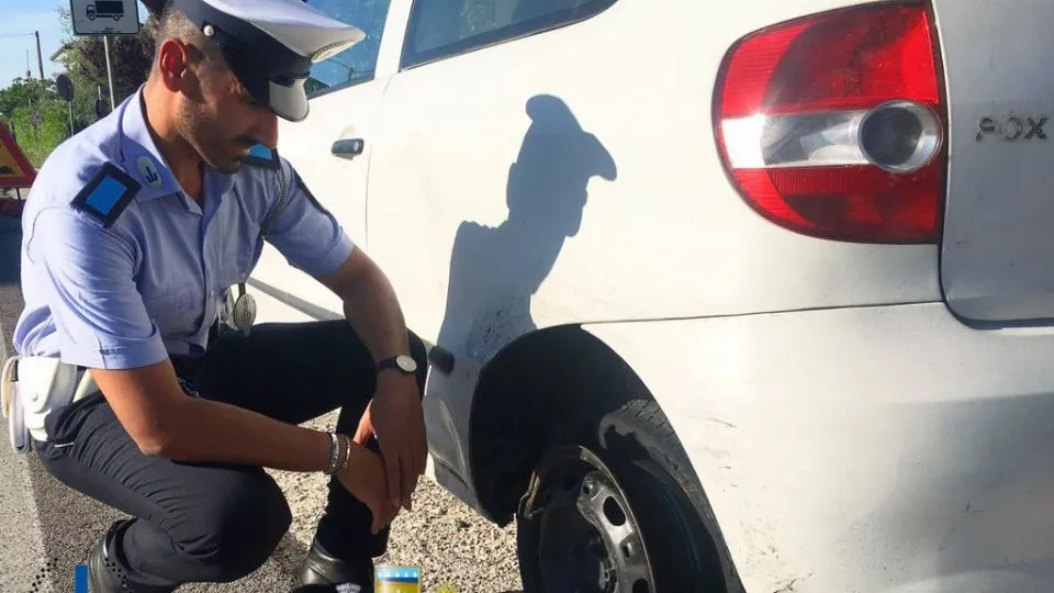 Il 53enne alla guida si è giustificato, spiegando di avere bucato due volte nello stesso giorno e di avere a bordo una sola ruota di ricambio
