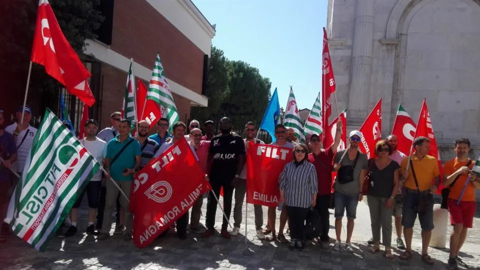 il presidio davanti alla prefettura