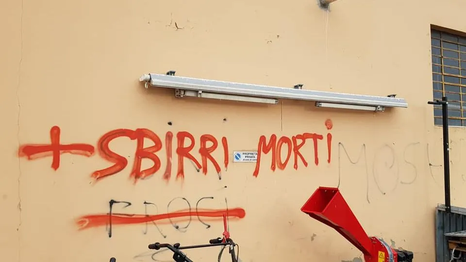 La scritta vergognosa apparsa sul muro di un fabbricato a Spadarolo
