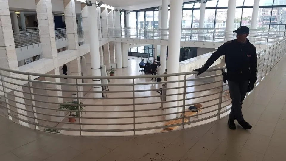 un poliziotto all’interno del tribunale di Rimini