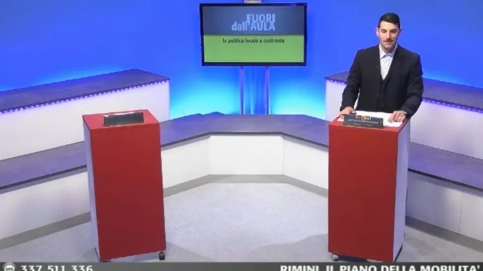 Filippo Zilli in studio, accanto a lui il banchetto vuoto della maggioranza