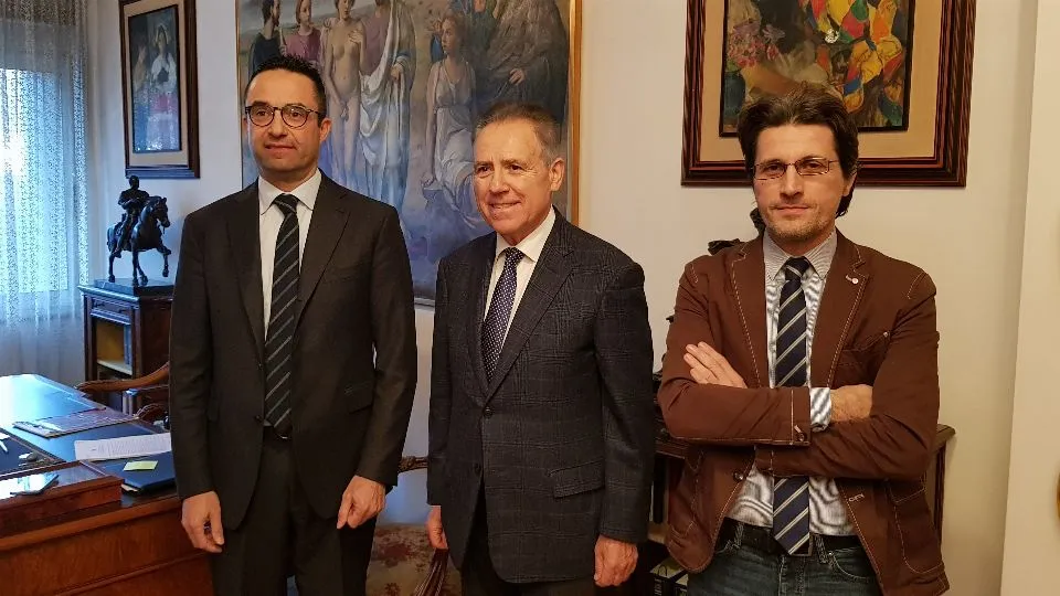 Gioenzo Renzi in mezzo agli avvocati Massimo Cerbari e Gabriele Bordoni