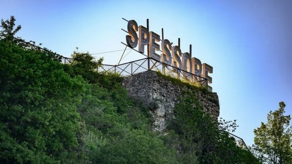 l’insegna che campeggia sopra il Giardino delle Pietre Recuperate @foto Magnani
