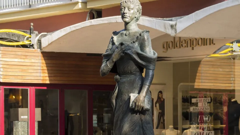 la statua di Maria Boorman Ceccarini
