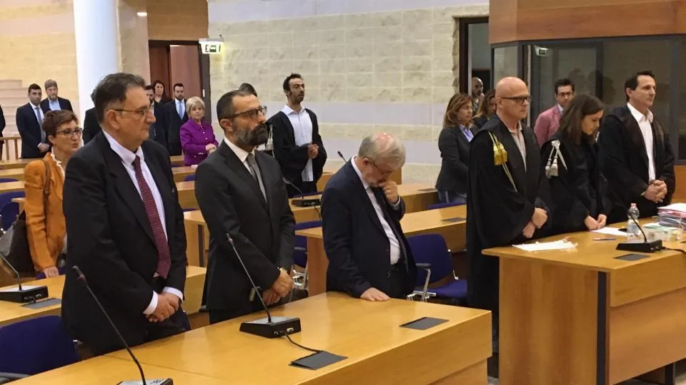 avvocati e pm osservano il minuto di silenzio