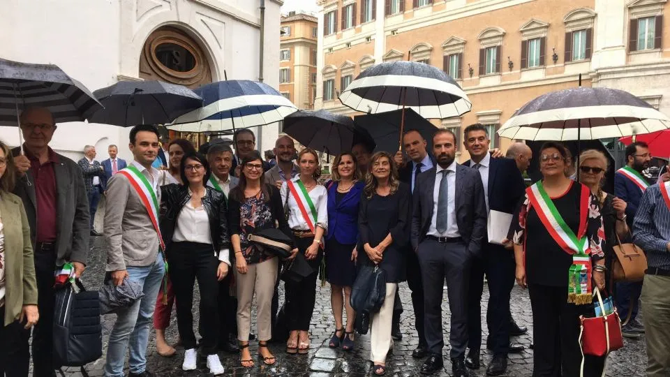 Petitti e Castellari con alcuni dei partecipanti al sit in