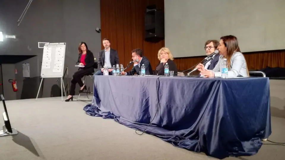 i candidati sul palco del teatro Astra