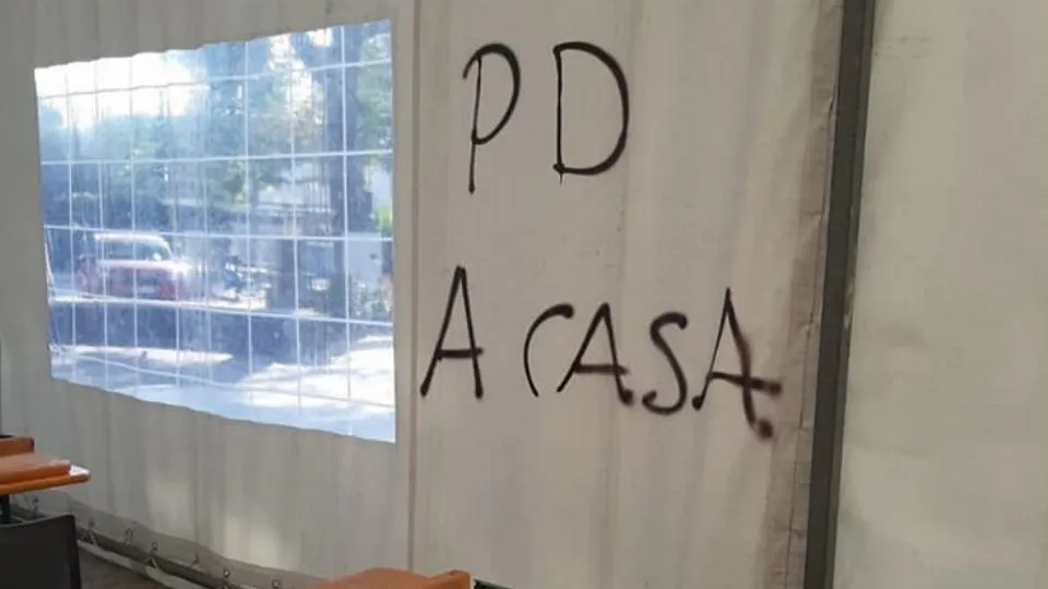 le scritte dei vandali nella tensostruttura facebook (Maria Elena Malpassi)