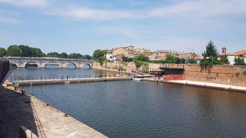 sullo sfondo il Ponte di Tiberio
