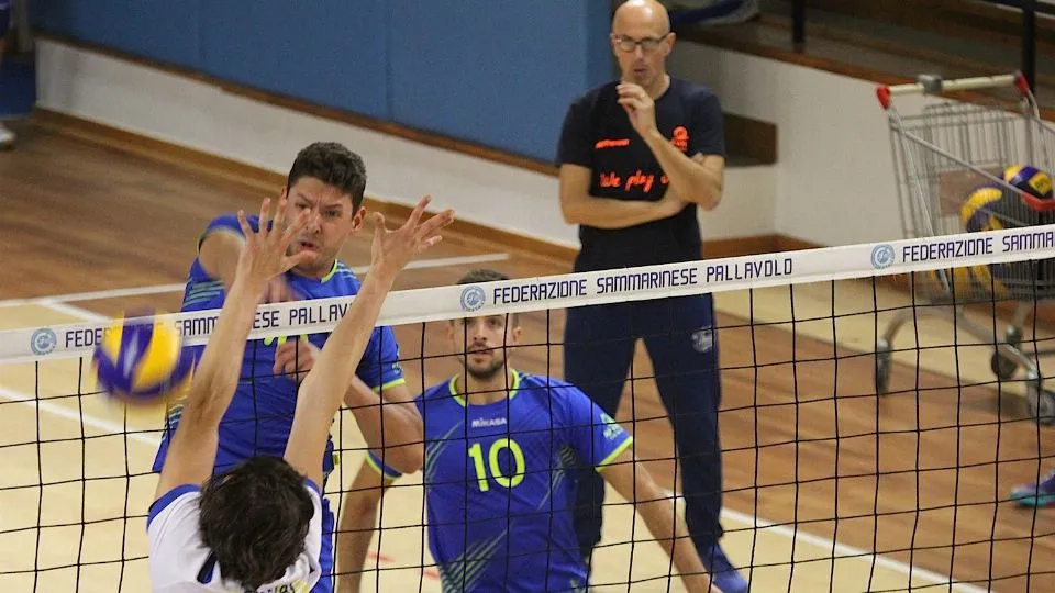 Matteo Zonzini chiude un attacco sotto lo sguardo di Federico Mondaini e Stefano Mascetti