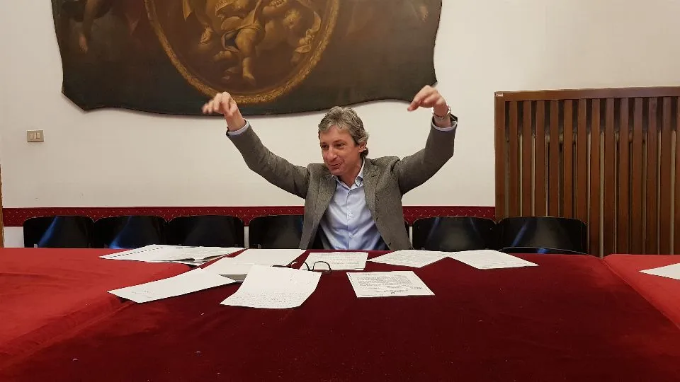 Gnassi, sarcastico, mostra gli atti inesistenti del ministero