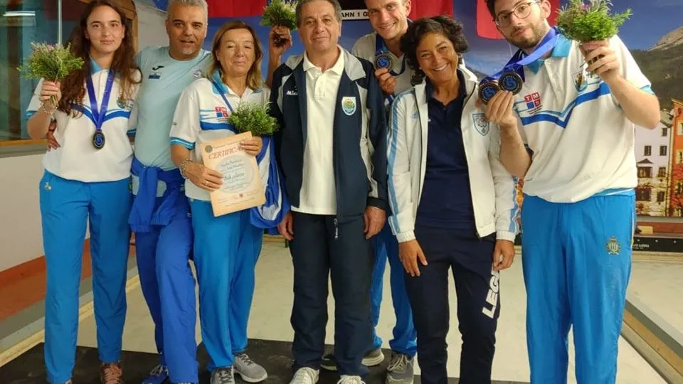 La squadra titana con il tecnico Cesini ed il presidente Mularoni