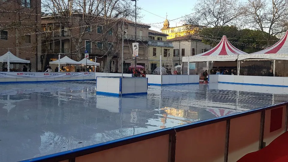 la pista di pattinaggio squagliata
