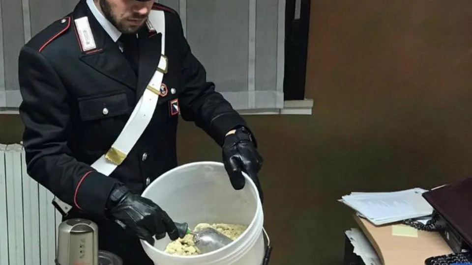 le sostanze trovate dai carabinieri nel garage
