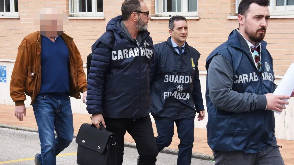 uno degli indagati mentre esce dalla caserma. @Adriapress
