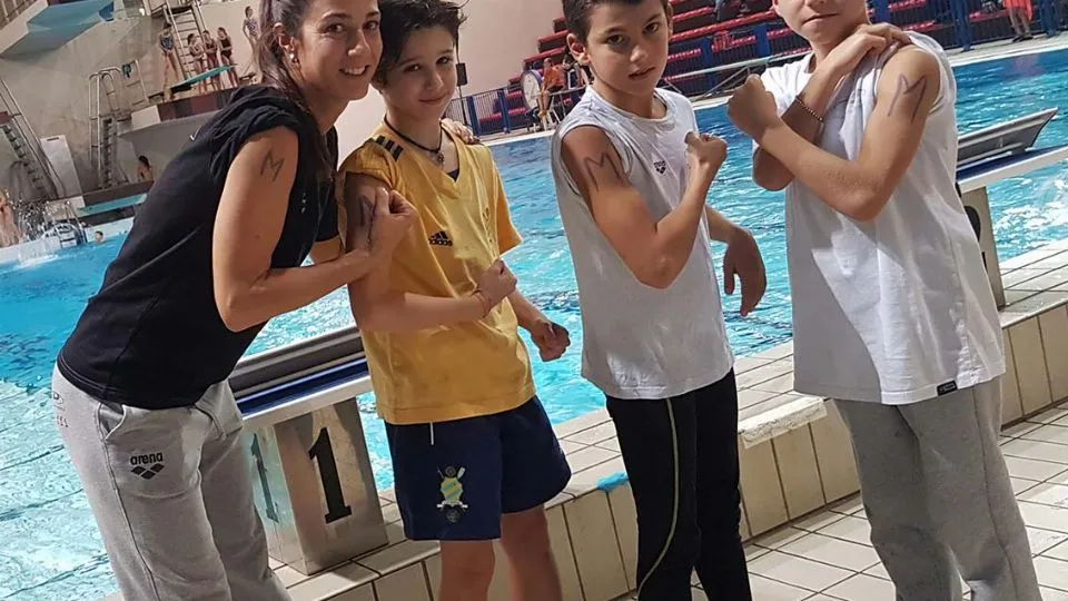 La foto con la M al braccio