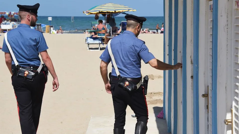 i controlli dei carabinieri in spiaggia (repertorio)