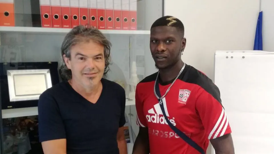 La stretta di mano tra Cisse e il presidente Mancini