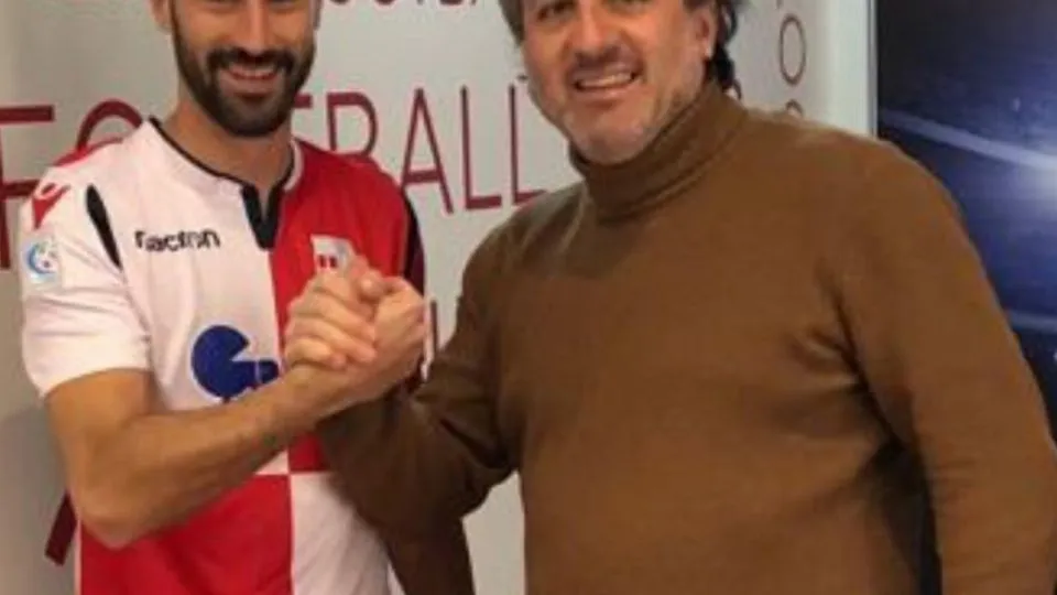 La stretta di mano tra Gianmarco Piccioni ed il DS Pietro Tamai