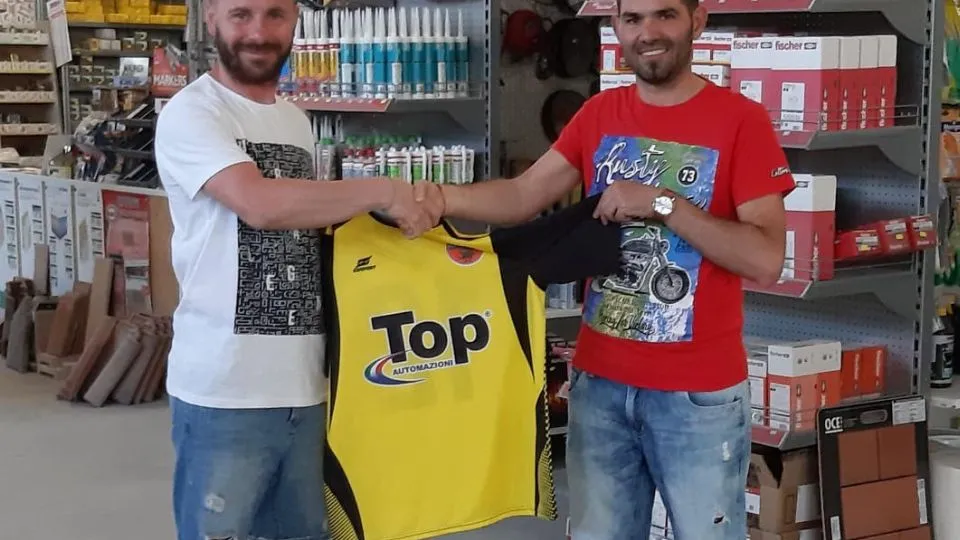 Roberto Neri stringe la mano al mister dell’Athletic Danilo Casadei