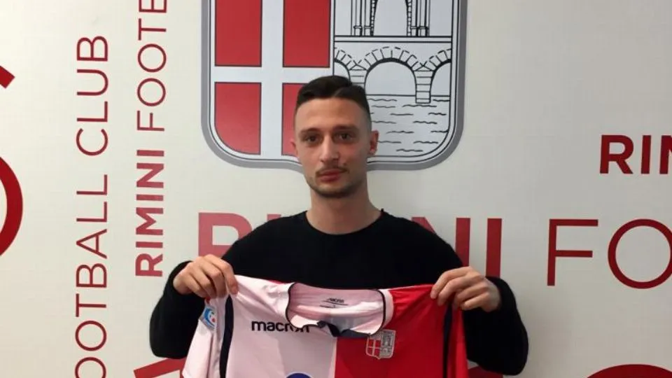 Valerio Nava mostra la maglia del Rimini