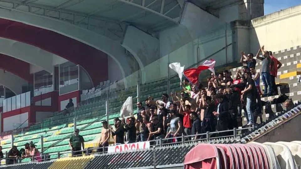Gli ultras al “Neri” (foto di Marcello Massari)