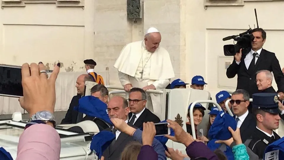 alcuni bimbi delle scuole Karis sulla papamobile con Papa Francesco
