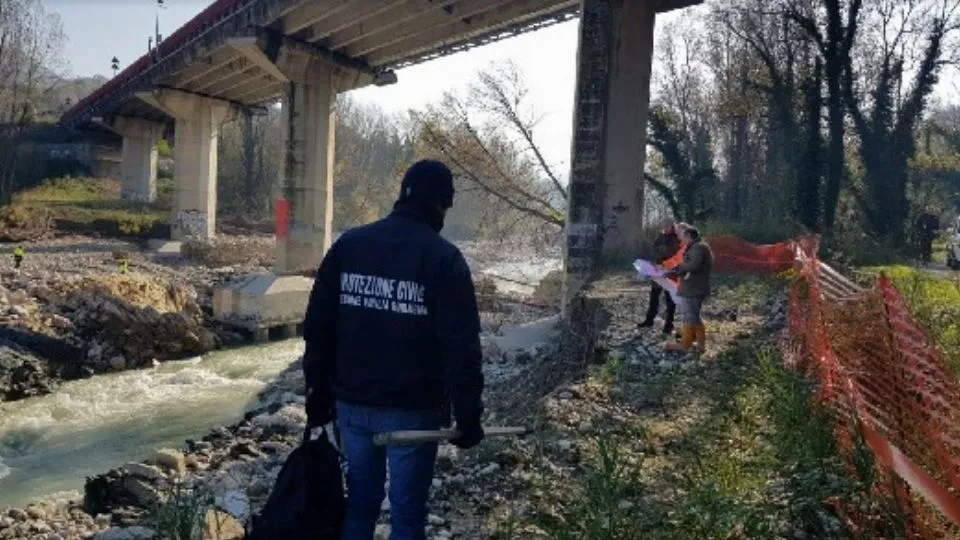 un sopralluogo sotto il ponte (repertorio)
