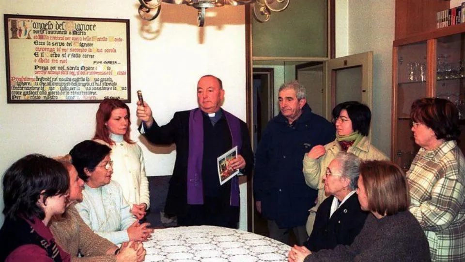 don Domenico mentre benedice una famiglia