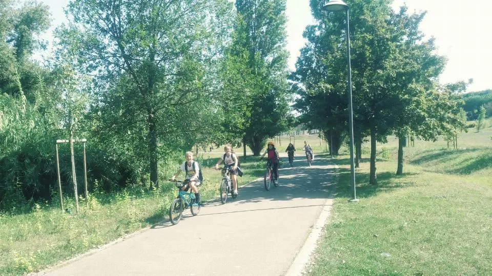 studenti sulla ciclabile nei pressi della scuola di via Einaudi