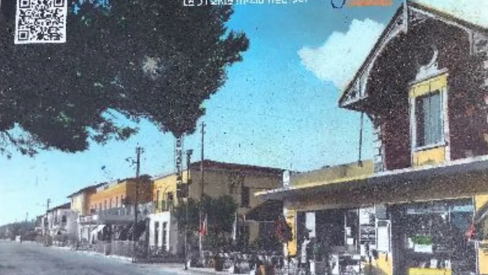 La fotografia staccata e danneggiata
