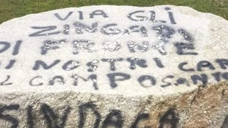 la pietra vandalizzata
