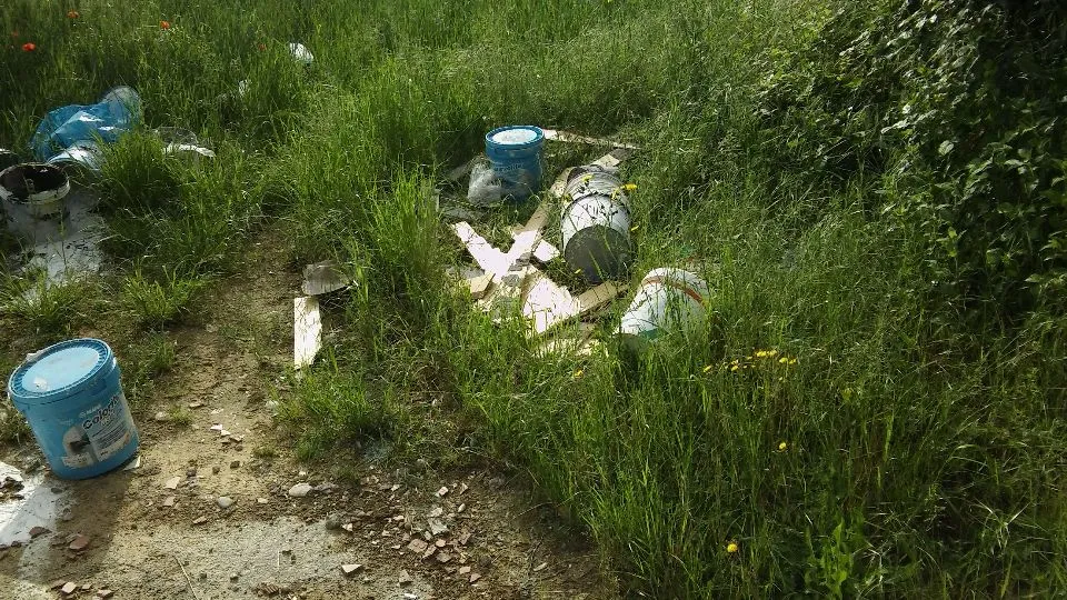 la vernice sul terreno