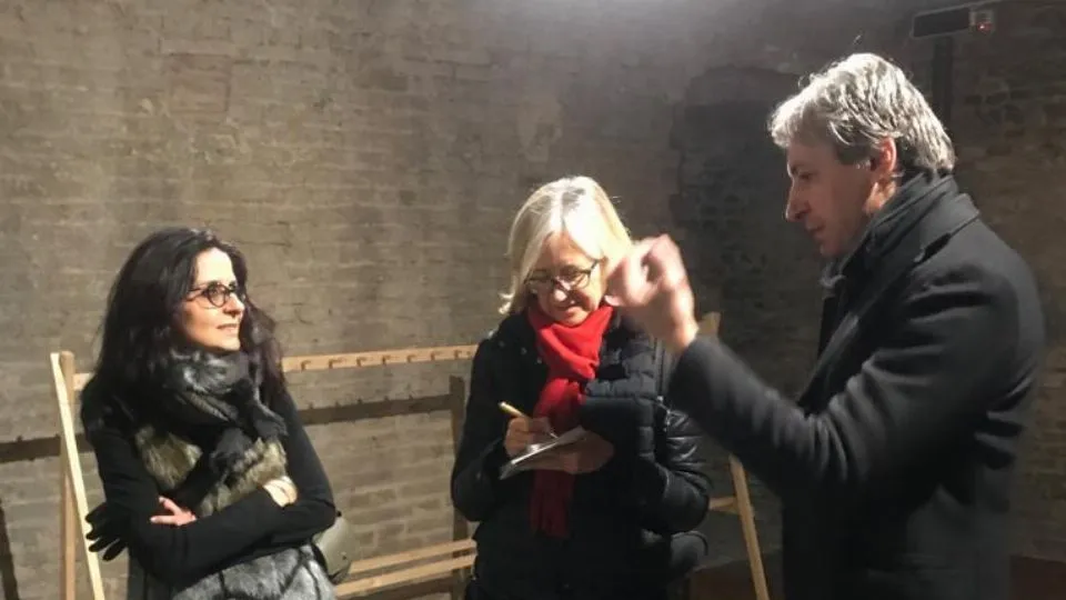 il sindaco Gnassi con due giornaliste