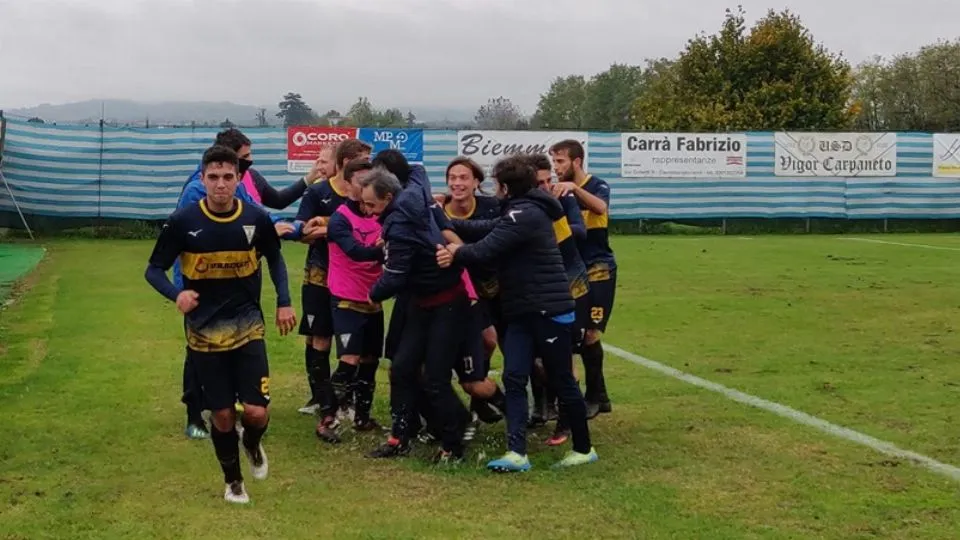 L’abbraccio dei gialloblu dopo il gol