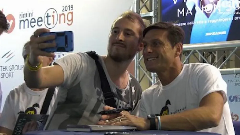 Zanetti posa per le foto con i fans