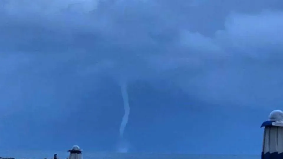 una tromba d’aria al largo del lirorale riminese a Bellaria (meteoroby)
