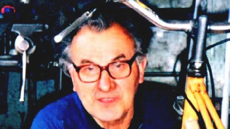 Mario Mini nella sua bottega