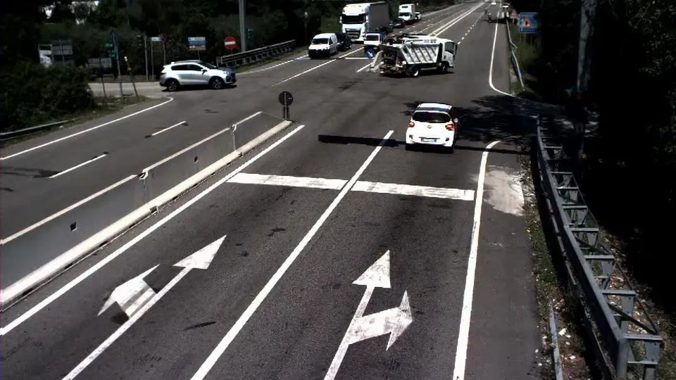 un’auto immortalata mentre ‘brucia’ il rosso