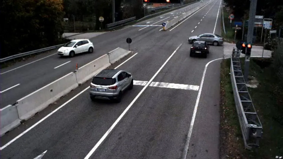 Un’auto “brucia” il rosso sulla consolare