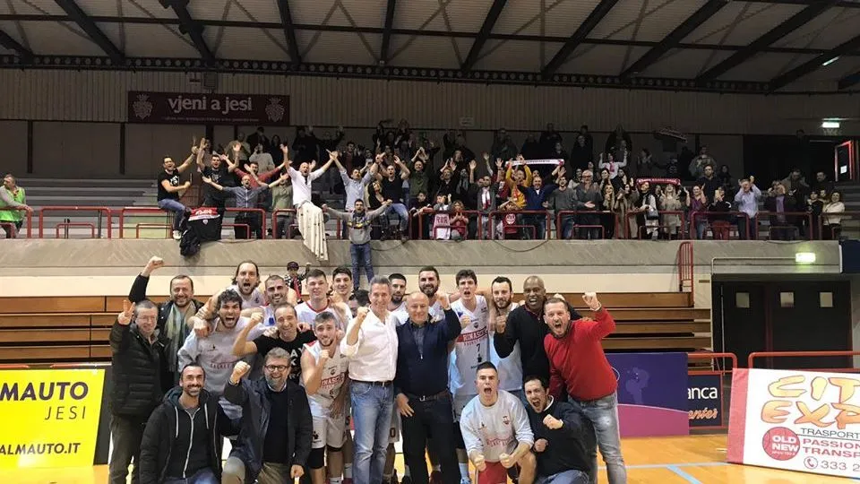 La foto insieme ai tifosi a fine partita