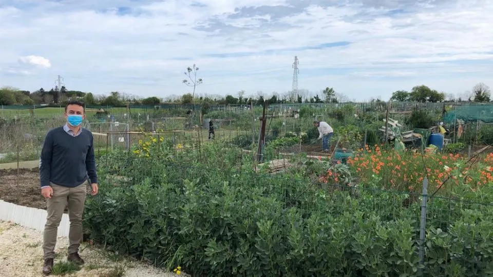 il sindaco Piccioni in visita agli orti comunali