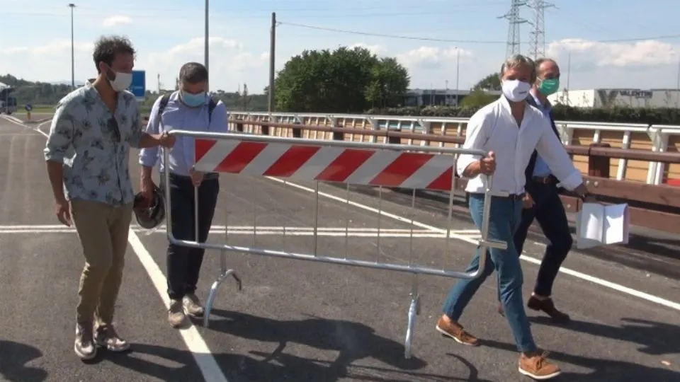 Gnassi all’apertura del ponte sull’Ausa
