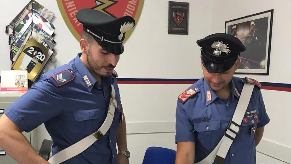il coltello sequestrato dai carabinieri
